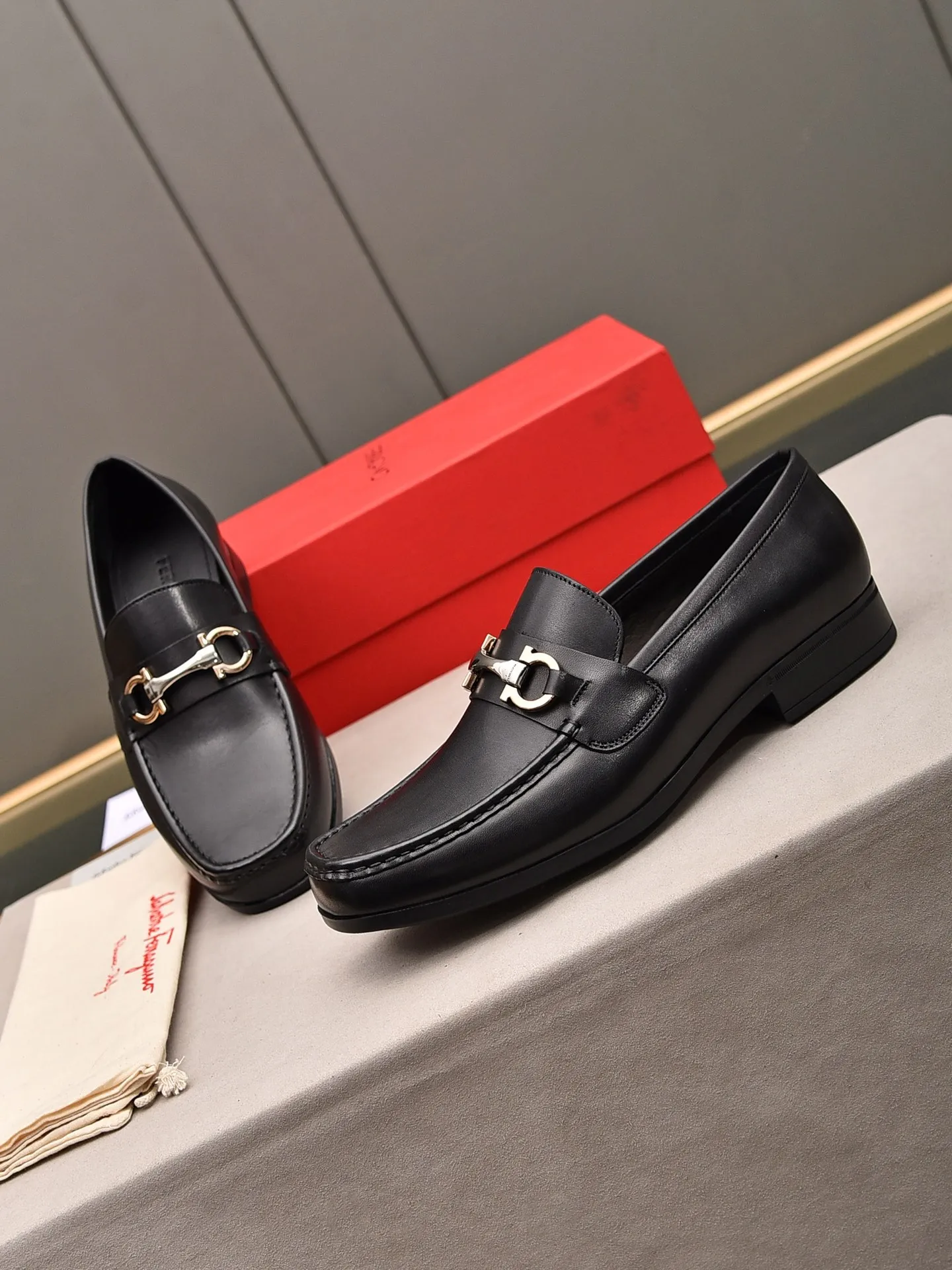 Men's shoes 💰: 460 [Original running volume and quality] Brand: Ferragamo (Ferragamo) Size: Men's size 38/44 (45 can be customized) Grade: Same style as the official website High-end quality men's shoes Material: Original first-layer calfskin Water-dyed cowhide lining Original outsole Style categories: Men's fashion formal business casual leather shoes Slip-on men's high-top series Young fashion European and American trends British style Casual matching Comfortable on the feet